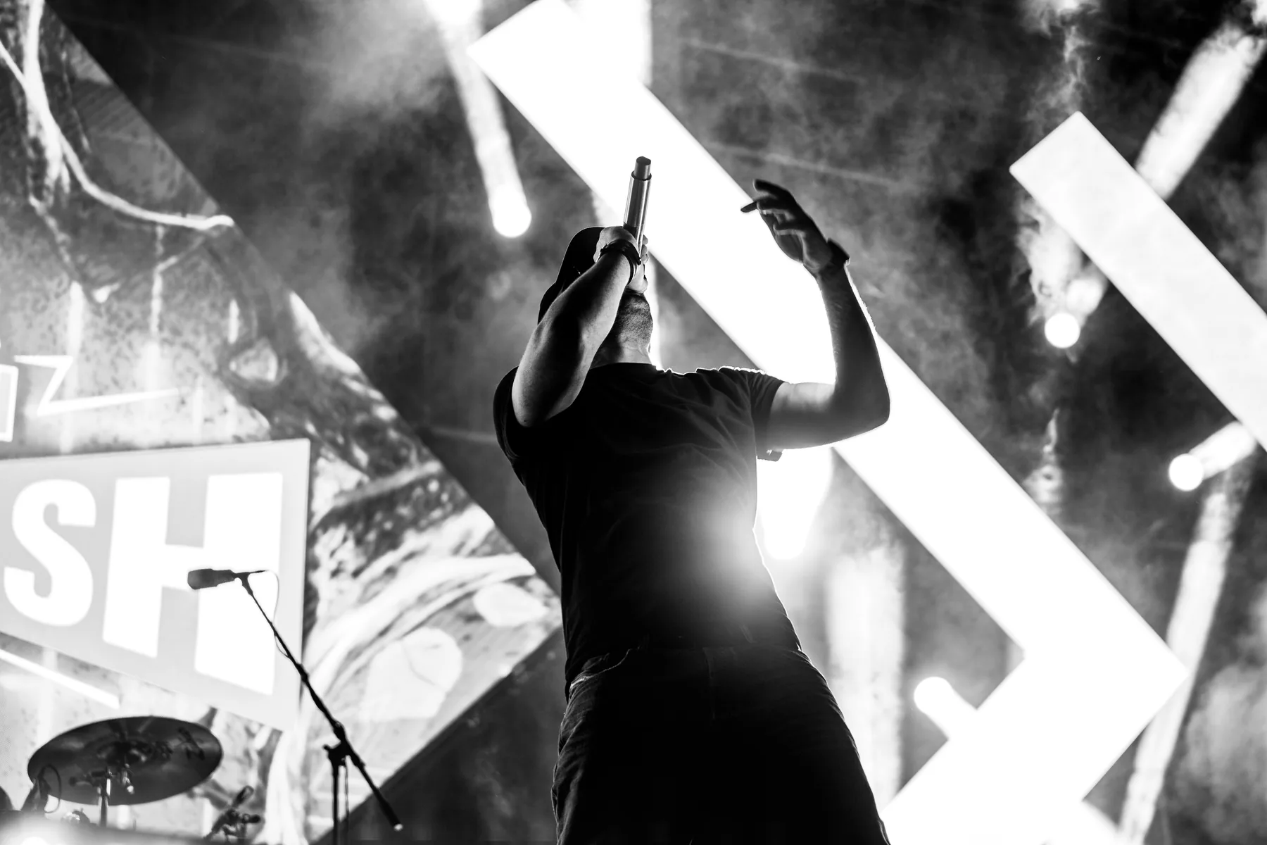 Vocalist, alb-negru